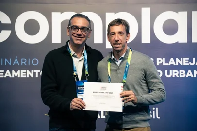 Felipe Cavalcanti entregando o certificado para Cláudio Teitelbaum<!-- NICAID(16135071) -->