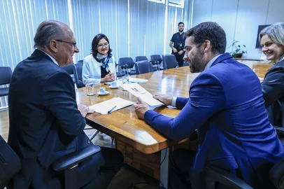 O governador Eduardo Leite se encontrou, nesta quarta-feira (6) ao vice-presidente da República, Geraldo Alckmin. Eles discutiram a implementação de medidas em apoio às empresas atingidas pelo tarifaço dos Estados Unidos (Foto: Vitor Rosa/Secom-RS)<!-- NICAID(16095674) -->