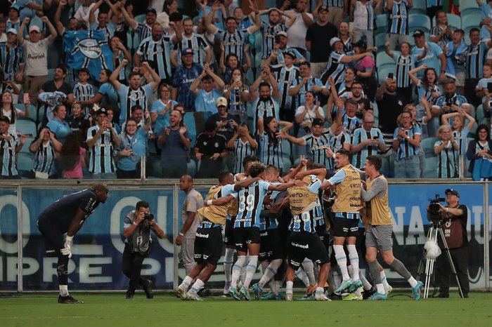 Jogadores do Grêmio comemoram a classficação à final do Gauchão após a disputa por pênaltis