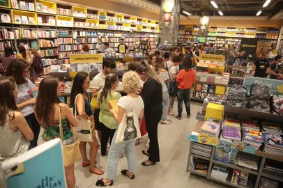 PORTO ALEGRE, RS, BRASIL - 2017.01.31 - Bela Gil autografa livro de receitas em Porto Alegre, na livraria Saraiva do shopping Iguatemi. (Foto: ANDRÉ ÁVILA/ Agência RBS)<!-- NICAID(12707630) -->