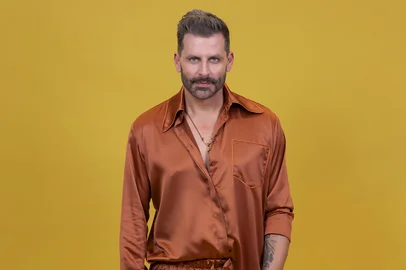 TV Globo / Divulgação Henri Castelli tem 47 anos e é natural de São Bernardo do Campo, São Paulo. Na TV Globo, o ator já esteve em novelas como ‘Cobras & Lagartos’ (2006), ‘Sol Nascente’ (2016), ‘I Love Paraisópolis’ (2015), ‘Flor do Caribe’ (2013), ‘Caras & Bocas’ (2010).<!-- NICAID(16203004) -->