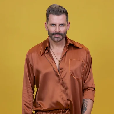 Henri Castelli tem 47 anos e é natural de São Bernardo do Campo, São Paulo. Na TV Globo, o ator já esteve em novelas como ‘Cobras & Lagartos’ (2006), ‘Sol Nascente’ (2016), ‘I Love Paraisópolis’ (2015), ‘Flor do Caribe’ (2013), ‘Caras & Bocas’ (2010).<!-- NICAID(16203004) -->