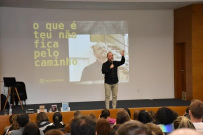 Jornalista e escritor farroupilhense tem levado o novo prijeto para diversas cidades do RS em 2025O ano de 2025 tem sido bem agitado para o jornalista e escritor farroupilhense Egui Baldasso. Nos últimos meses, ele tem levado seu mais recente trabalho, a palestra 'O sonho que é só teu', a diversas cidades do Rio Grande do Sul. Somente em abril, esteve em Veranópolis, Cruz Alta, Ijuí e Santo Ângelo, essas três últimas pelo projeto Arte Circula RS, do SESC RS. Outra atividade acontece neste sábado, em Garibaldi.<!-- NICAID(16034104) -->