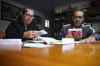 Indimplência em POA PORTO ALEGRE, RS, BRASIL- 2023.04.19 - Eliane Grossini Dos Santos e Paulo Jovêncio da Silveira Pereira, estão com dificuldades financeiras e são inadimplentes com contas como luz, créditos em lojas e financiamento de uma moto que compraram para ajudar o filho. (André Ávila/ Agência RBS)<!-- NICAID(15407498) -->