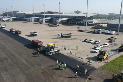 Pista do aeroporto Salgado Filho está recebendo obras<!-- NICAID(15823777) -->