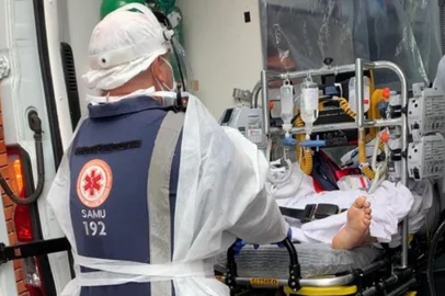 O colapso do sistema hospitalar é cada vez mais alarmante na Serra. Os casos aumentam e o vírus avança cada vez mais no município. Na fila de espera da Central de Leitos de Caxias do Sul, que regula as vagas da região, há 57 pacientes com covid-19 aguardando vaga de UTI. Destes, 29 pacientes contaminados com coronavírus são de Caxias do Sul e outros 28 pacientes de outros municípios estão à espera de leito de UTI covid. Outros 21 pacientes esperam leitos de UTI ou de enfermaria para tratamento de coronavírus e de outras doenças.  Destes, sete pacientes de Caxias estão à espera de leito de enfermaria covid, e quatro pessoas aguardam leito de UTI clínica. Na região, outros três pacientes esperam leito de UTI clínica e sete pessoas de outros munícipios serranos estão à espera de leito de enfermaria para outras doenças. <!-- NICAID(14733587) -->