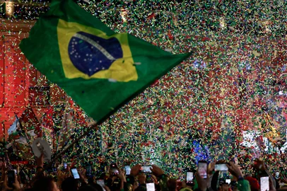 Duda Fortes / Grupo RBS PORTO ALEGRE, RS, BRASIL, 11-09-2026: O presidente e candidato à reeleição Luiz Inácio Lula da Silva (PT) participa de comício no Largo Glênio Peres, Centro Histórico da capital, junto a Manuela D'Ávila, Paulo Pimenta, Edgar Pretto, Juliana Brizola e Janja. Foto: Duda Fortes/Grupo RBS<!-- NICAID(16364587) -->