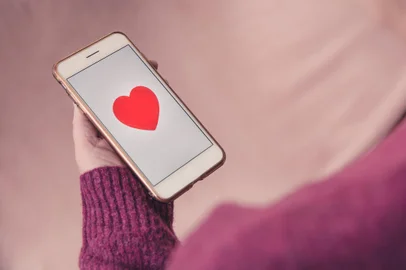 Conceito de app de relacionamento - Foto: teamjackson/stock.adobe.comIndexador: Clare JacksonFonte: 410971965<!-- NICAID(15798860) -->