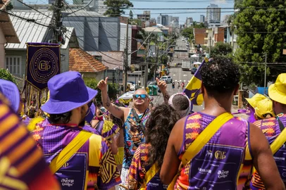 CAXIAS DO SUL, RS, BRASIL, 01/03/2025. Bloco da Ovelha acontece no sábado em Caxias Do Sul. Dia de sol e calor, celebrando os dez anos do carnaval. (Neimar De Cesero/Agência RBS)Indexador: Neimar De Cesero<!-- NICAID(15986619) -->