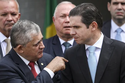 Marcelo Camargo / Agência Brasil/EBC BrasÃlia (DF), 08/04/2025 - O lÃder do governo na Câmara, José Guimarães, e o presidente da Câmara dos Deputados, Hugo Motta, durante pronunciamento após apresentação da nova versão da proposta de emenda à Constituição (PEC) da Segurança PBrasília (DF), 08/04/2025 - O líder do governo na Câmara, José Guimarães, e o presidente da Câmara dos Deputados, Hugo Motta, durante pronunciamento após apresentação da nova versão da proposta de emenda à Constituição (PEC) da Segurança Pública. Foto: Marcelo Camargo/Agência BrasilLocal: BrasÃliaIndexador: Marcelo Camargo/Agência BrasilFonte: Agência Brasil/Empresa Brasil dFotógrafo: Reporter Fotografico<!-- NICAID(16017664) -->