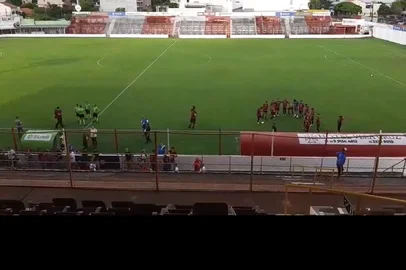 Torcedores deixam o estádio antes de início da partida do Tupi.