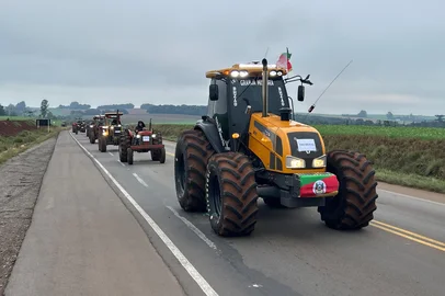 Em tratoraço, agricultores se deslocam por rodovias do norte gaúcho por renegociação de dívidas<!-- NICAID(16053798) -->