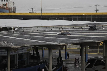 Mateus Bruxel / Agencia RBS PORTO ALEGRE, RS, BRASIL, 13-10-2026: Obras de revitalização da Estação Rodoviária de Porto Alegre. Os trabalhos começaram no final de março e estão 47% concluídos. Há intervenções na cobertura, guichês de passagens intermunicipais e interestaduais e banheiros. Foto: Mateus Bruxel/Grupo RBSIndexador: MATEUS BRUXEL<!-- NICAID(16386133) -->