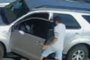 Suspeito é flagrado por imagem de câmera de segurança furtando pertences de veículo estacionado em via de Capão da Canoa