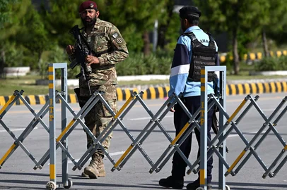 Security personnel stand guard at a checkpoint in the Red Zone area of Islamabad on April 9, 2026. Pakistan has been preparing for high-stakes talks involving US and Iranian representatives over the war in the Middle East, with the White House saying Vice President JD Vance will be leading a team to the negotiations in Islamabad "this weekend". (Photo by Aamir QURESHI / AFP)<!-- NICAID(16262603) -->