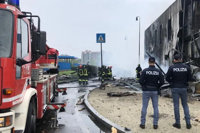 This handout picture made available by the Italy's Polizia di Stato shows the site of a plane crash in the Milan suburb of San Donato on October 3, 2021. - According to media reports, a small plane carrying five passengers and the pilot crashed into an apparently vacant office building in a Milan suburb. (Photo by Handout / Polizia di Stato / AFP) / RESTRICTED TO EDITORIAL USE - MANDATORY CREDIT "AFP PHOTO / Polizia di Stato" - NO MARKETING - NO ADVERTISING CAMPAIGNS - DISTRIBUTED AS A SERVICE TO CLIENTSEditoria: DISLocal: MilanIndexador: HANDOUTSecao: transport accidentFonte: Polizia di StatoFotógrafo: Handout<!-- NICAID(14904903) -->