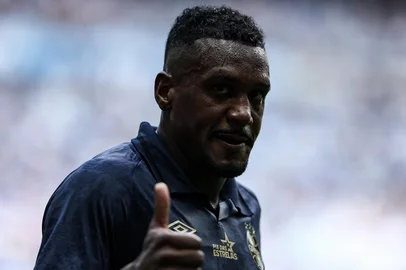 Duda Fortes / Agencia RBS PORTO ALEGRE, RS, BRASIL, 28.09.2025: Confronto entre Grêmio vs Vitória, na Arena, pelo campeonato Brasileiro. Na foto, o jogador do Grêmio, Edenílson. Fotos: Duda Fortes/Agencia RBS<!-- NICAID(16134503) -->