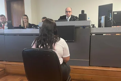 "Eu só queria que os meus filhos saíssem de lá de dentro e fossem embora comigo", diz mãe de quatro filhos mortos por pai em Alvorada<!-- NICAID(16036086) -->