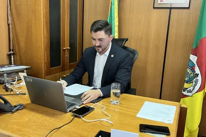 Segundo o parlamentar, a petição tem como objetivo principal exigir o pronto restabelecimento da energia elétrica em áreas da zona sul do Estado que foram atingidas pela passagem de um ciclone extratropical entre os dias 11 e 13 de julho. Adão Pretto Filho relatou que a CEEE Equatorial ainda não respondeu ao ofício protocolado por ele na última quarta-feira.<!-- NICAID(15491665) -->