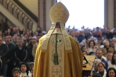 A Catedral Diocesana de Caxias do Sul - Paróquia Santa Teresa D'Ávila ficou lotada na tarde desta quinta-feira, 19 de junho, para a celebração da solenidade de Corpus Christi. O bispo diocesano, Dom José Gislon, presidiu a Eucaristia recordando a presença real de Cristo no pão e no vinho consagrados.<!-- NICAID(16063819) -->