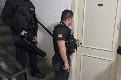 Ronaldo Bernardi / Agencia RBS Nesta quinta-feira (11), o Departamento Estadual de Investigações do Narcotráfico (Denarc) realiza a Operação Apakani contra a lavagem de capitais de facção no Rio Grande do Sul, em Santa Catarina, no Paraná, em São Paulo e no Mato Grosso do Sul.<!-- NICAID(16304068) -->