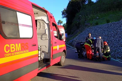 Acidente entre carro e moto deixa mulher gravemente ferida na BR-470, em Bento Gonçalves<!-- NICAID(16268726) -->