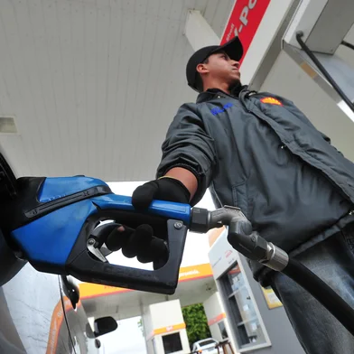 SANTA MARIA , RS , BRASIL , 02/11/2015a equipe do Diário percorreu 25 postos de gasolina. Na foto, o menor preço encontrado entre os postos de combustível: R$ 3,428. FOTO JEAN PIMENTEL / AGÊNCIA RBS, ECONOMIA<!-- NICAID(11793505) -->