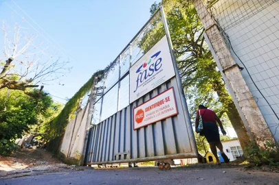 PORTO ALEGRE, RS, BRASIL, 22/12/2022- Servidores da Fase são afastados. Imagens da entrada da Fase pela cruzeiro. Foto: Lauro Alves  / Agencia RBS<!-- NICAID(15302361) -->