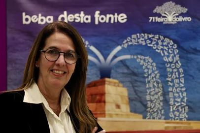 PORTO ALEGRE, RS, BRASIL, 22-07-2025: A escritora e cronista Martha Medeiros é anunciada como a patrona da 71ª Feira do Livro de Porto Alegre, que acontecerá na Praça da Alfândega. Esta será a primeira vez que ela ocupará o posto máximo do evento literário mais tradicional da capital gaúcha. Foto: Jefferson Botega/Agência RBSIndexador: jeff botega<!-- NICAID(16085330) -->