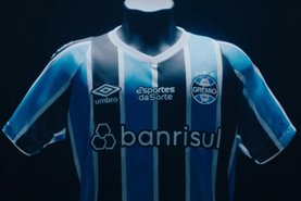 Grêmio lança nova camisa para a temporada de 2024<!-- NICAID(15772421) -->
