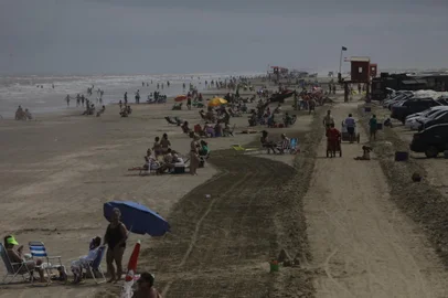 Rio Grande, RS, Brasil, 08/01/2024 - Trecho sem o de carros oferece mais tranquilidade na beira da praia do Cassino, avaliam veranistas - Foto: Charles Guerra/Especial<!-- NICAID(15644842) -->