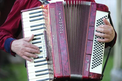 Guaíba,  RS, BRASIL,  01/06/2021- Alemaozinho da Cordeona. Tradicionalista recupera gaita cinco anos após ser furtada no Rodeio de Vacaria. instrumento  furtado em 2016 foi reconhecido por um amigo, em imagem na internet. Na foto, Osvaldo Lopes Boneberg, o Alemaozinho da Gaita, 69 anos.  Foto:Ronaldo Bernardi   / Agencia RBS<!-- NICAID(14797429) -->