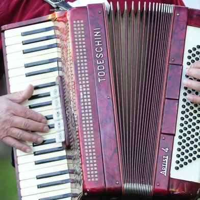 Guaíba,  RS, BRASIL,  01/06/2021- Alemaozinho da Cordeona. Tradicionalista recupera gaita cinco anos após ser furtada no Rodeio de Vacaria. instrumento  furtado em 2016 foi reconhecido por um amigo, em imagem na internet. Na foto, Osvaldo Lopes Boneberg, o Alemaozinho da Gaita, 69 anos.  Foto:Ronaldo Bernardi   / Agencia RBS<!-- NICAID(14797429) -->