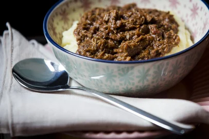 PORTO ALEGRE, RS, BRASIL, 29-05-2018: Ragu de carne com purê. Receitas fáceis para comer de colher preparadas na Casa Destemperados. (Foto: Mateus Bruxel / Agência RBS)<!-- NICAID(13575317) -->