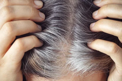 Mulher com cabelo grisalho<!-- NICAID(15409352) -->