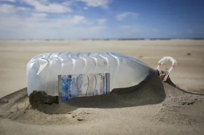 RIO GRANDE, RS, BRASIL, 09-03-2022: Garrafa plastica com rotulo em lingua estrangeira localizada na praia em Rio Grande. Lixo de diversos continentes na costa do Rio Grande do Sul. (Foto: Mateus Bruxel / Agencia RBS)Indexador: Mateus Bruxel<!-- NICAID(15057879) -->