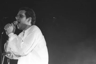 *** Legião Urbana - arquivo ***Show da banda Legião Urbana, em Porto Alegre. Performance do líder Renato Russo.FOTO DE ARQUIVO - 28/05/1994<!-- NICAID(2785494) -->