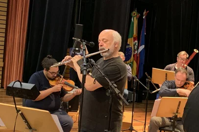Na próxima quinta-feira a UCS Orquestra e o Lions Educ lançam o projeto Bossa Nova no RS.O primeiro concerto será às 19h30min, no Clube Independente, em Flores da Cunha. Depois, outras nove cidades recebem o projeto de apresentações gratuitas com o repertório do principal movimento musical da MPB. Os concertos são em cidades onde a universidade mantém campus de atuação. Na foto, o músico Pedrinho Figueiredo.<!-- NICAID(15362215) -->