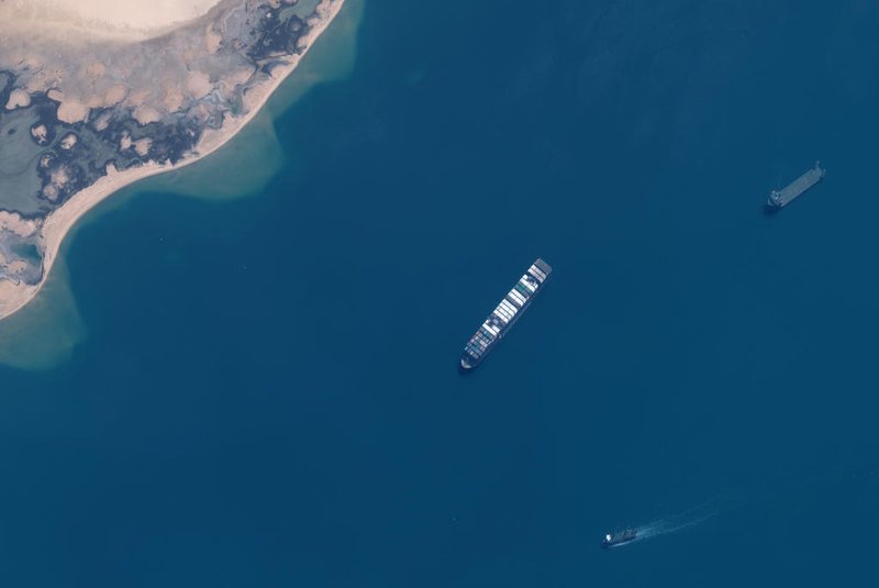 This satellite imagery released by Maxar Technologies shows an overview of the MV Ever Given container ship in the Great Bitter Lake area of the Suez Canal on April 12, 2021. - The MV Ever Given was refloated and the Suez Canal reopened on March 29, 2021, sparking relief almost a week after the huge container ship got stuck during a sandstorm and blocked a major artery for global trade. AFP correspondents observed tugboat crews sounding their foghorns in celebration after the Ever Given, a cargo megaship the length of four football fields, was dislodged from the banks of the Suez. (Photo by - / Satellite image ©2021 Maxar Technologies / AFP) / RESTRICTED TO EDITORIAL USE - MANDATORY CREDIT "AFP PHOTO / Satellite image ©2021 Maxar Technologies" - NO MARKETING - NO ADVERTISING CAMPAIGNS - DISTRIBUTED AS A SERVICE TO CLIENTSEditoria: DISLocal: SuezIndexador: -Secao: transport accidentFonte: Satellite image ©2021 Maxar TechFotógrafo: Handout<!-- NICAID(14757515) -->