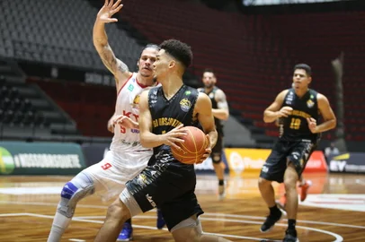 Caxias do Sul Basquete x Mogi das Cruzes, pelo NBB, no Ginásio Wlamir Marques, em São Paulo.<!-- NICAID(14687314) -->
