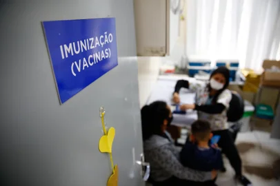 Porto Alegre, RS, Brasil, 03/10/2022 - Retomada a aplicação de vacinas contra covid 19 em crianças de três a quatro anos. - Foto: Jonathan Heckler/Agência RBS<!-- NICAID(15224860) -->