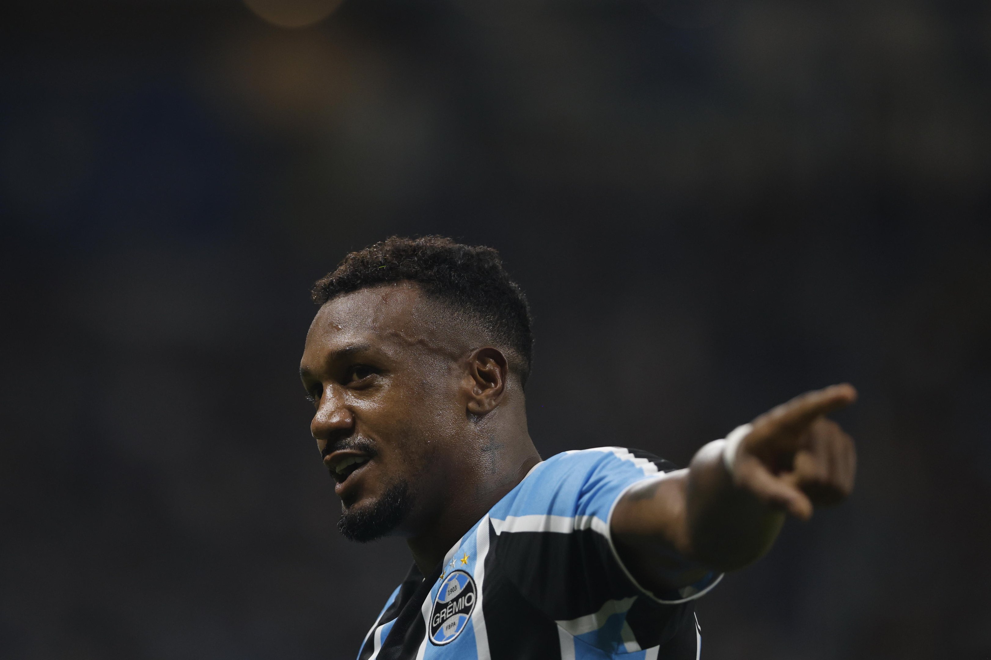 De sa&iacute;da do Gr&ecirc;mio, Edenilson viaja para acertar com o Botafogo