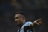 GAUCHÃO  PORTO ALEGRE, RS, BRASIL, 22-02-2025 - Grêmio e Juventude se enfrentam pelo jogo de ida da semifinal do Campeonato Gaúcho 2025, na Arena, em Porto Alegre. Gol anulado, Edenílson.  Foto: Mateus Bruxel / Agência RBS<!-- NICAID(15982155) -->