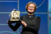 19/08/2025 - 53Âº Festival de Cinema de Gramado - Atriz MarcÃ©lia Cartaxo recebe a homenagem TrofÃ©u "Oscarito", entregue pela atriz e jurada dos longa-metragens brasileiros Isabel Fillardis / Foto oficial: Edison Vara/Ag.Pressphoto<!-- NICAID(16105340) -->