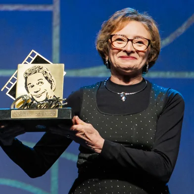 19/08/2025 - 53Âº Festival de Cinema de Gramado - Atriz MarcÃ©lia Cartaxo recebe a homenagem TrofÃ©u "Oscarito", entregue pela atriz e jurada dos longa-metragens brasileiros Isabel Fillardis / Foto oficial: Edison Vara/Ag.Pressphoto<!-- NICAID(16105340) -->