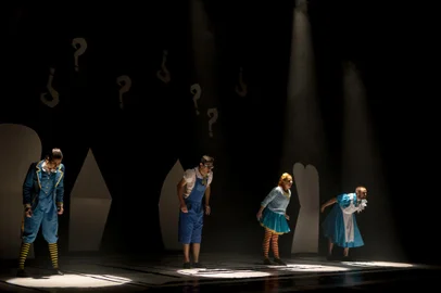 Cena do espetáculo Alice - Além da Toca do Coelho, inspirado no clássico Alice no País das Maravilhas do autor Lewis Carroll que entrará em temporada no Teatro Renascença, a partir do dia 10 de agosto.<!-- NICAID(14198767) -->