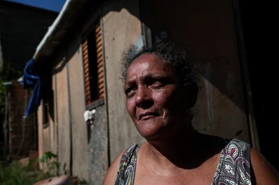 PORTO ALEGRE, RS, BRASIL, 14-01-2026: Verão dos mais pobres. O calor extremo do verão atinge de forma mais intensa as populações mais pobres que sofrem com a desigualdade climática que cresce. Na foto: Rosimeri Morais de Aguirre Gomes, moradora do Morro da Cruz. Foto: Jonathan Heckler/Agência RBS<!-- NICAID(16204175) -->