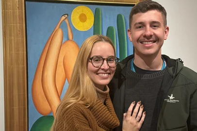 "Comecei a ter bem mais orgulho do nome", diz porto-alegrense pedida em casamento em frente a obra de Tarsila do Amaral<!-- NICAID(16076775) -->