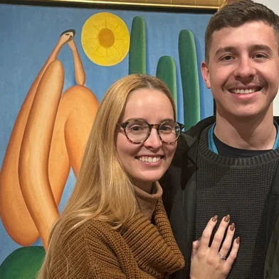 "Comecei a ter bem mais orgulho do nome", diz porto-alegrense pedida em casamento em frente a obra de Tarsila do Amaral<!-- NICAID(16076775) -->
