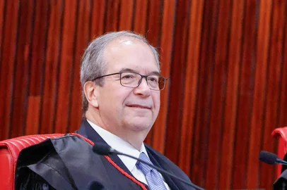 O corregedor-geral da Justiça Eleitoral, ministro Ricardo Villas Bôas Cueva suspendeu a decisão do presidente do Tribunal Superior Eleitoral (TSE), Kassio Nunes Marques e reabilitou o funcionamento do canal "Exército do Lula", na tarde deste domingo (11). A nova decisão é preliminar e deverá ser discutida pelo plenário do TSE.<!-- NICAID(16385159) -->